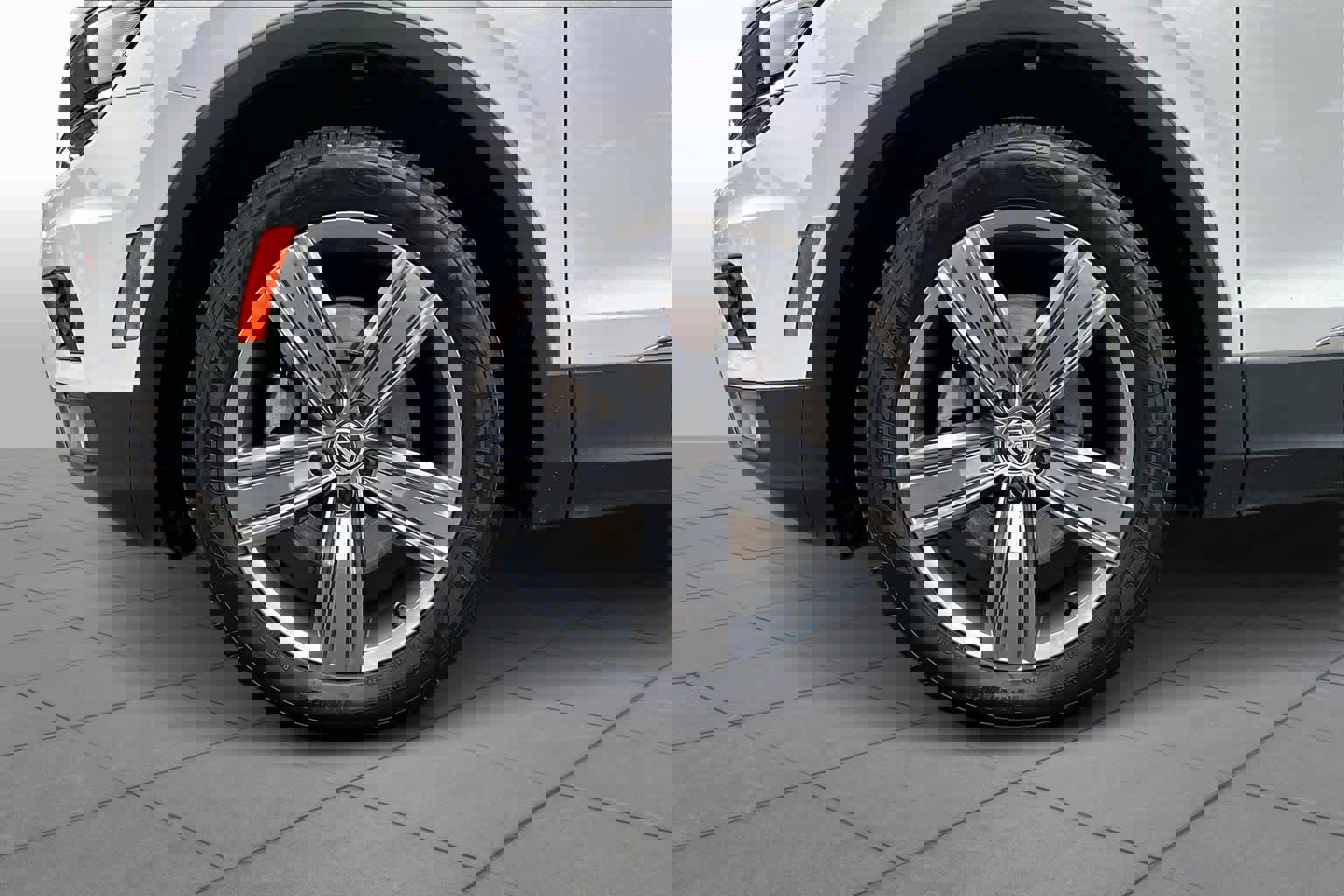 Used 2018 Volkswagen Tiguan SEL Premium image 10