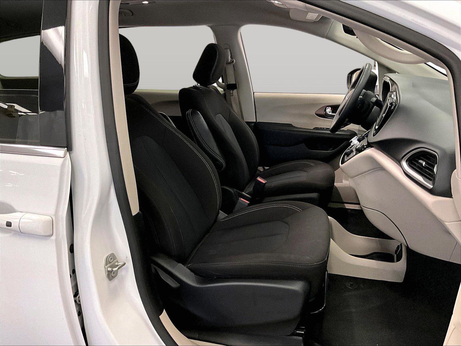 Used 2023 Chrysler Voyager LX image 7