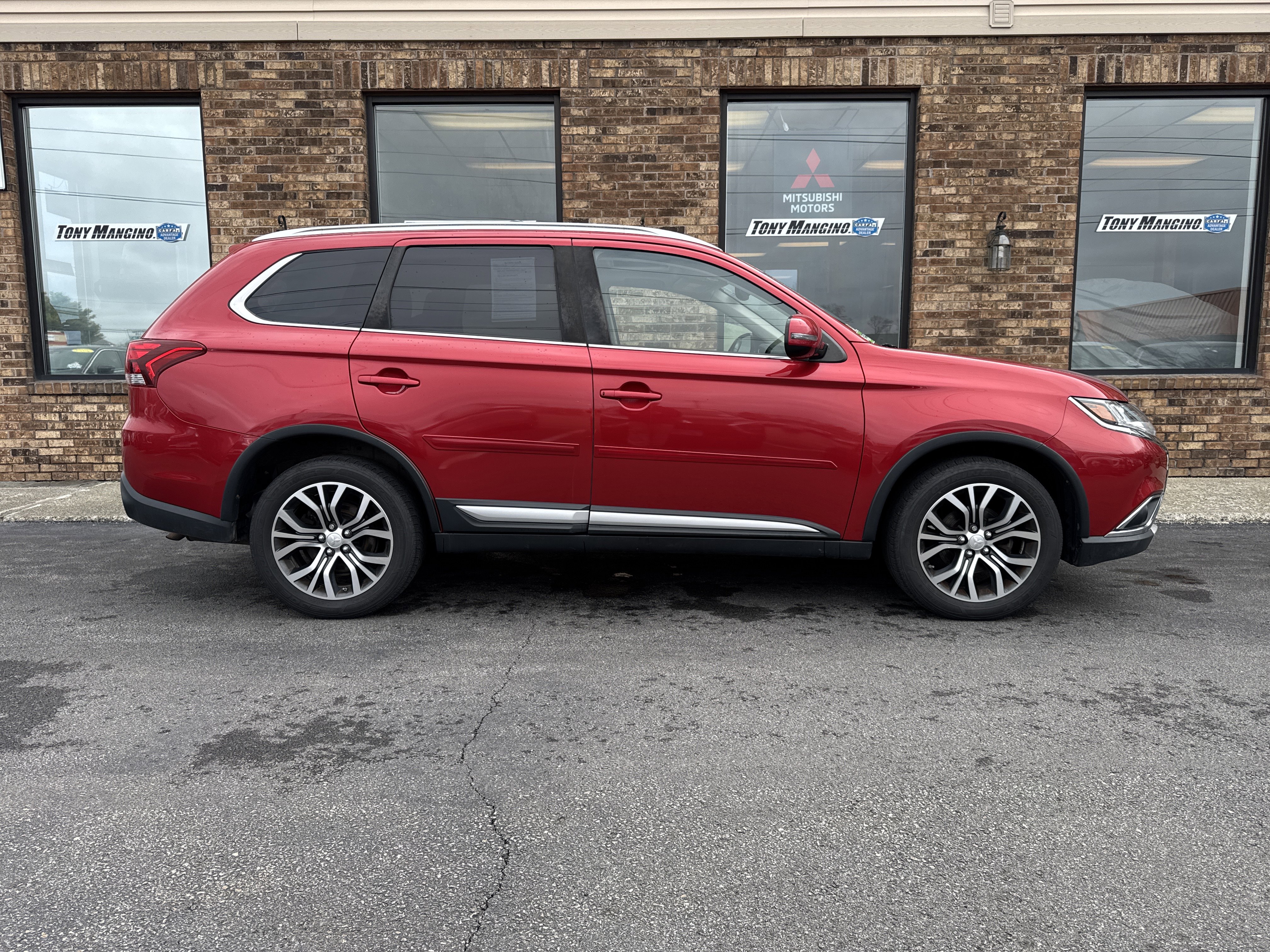 Used 2017 Mitsubishi Outlander SEL image 6