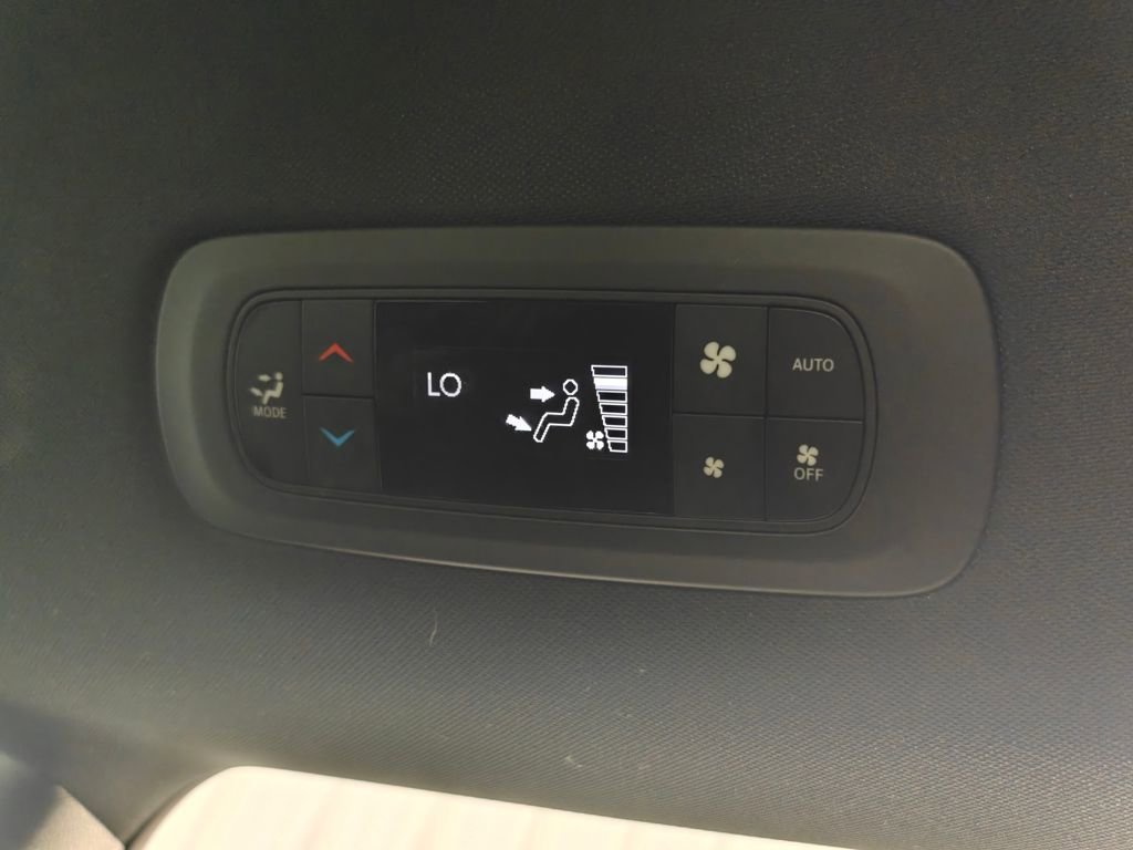 Used 2025 Chrysler Pacifica Select image 28