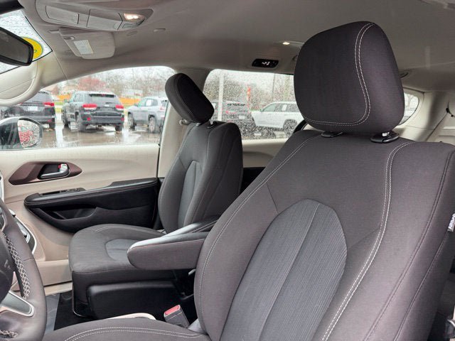 Certified 2023 Chrysler Voyager LX FWD image 8