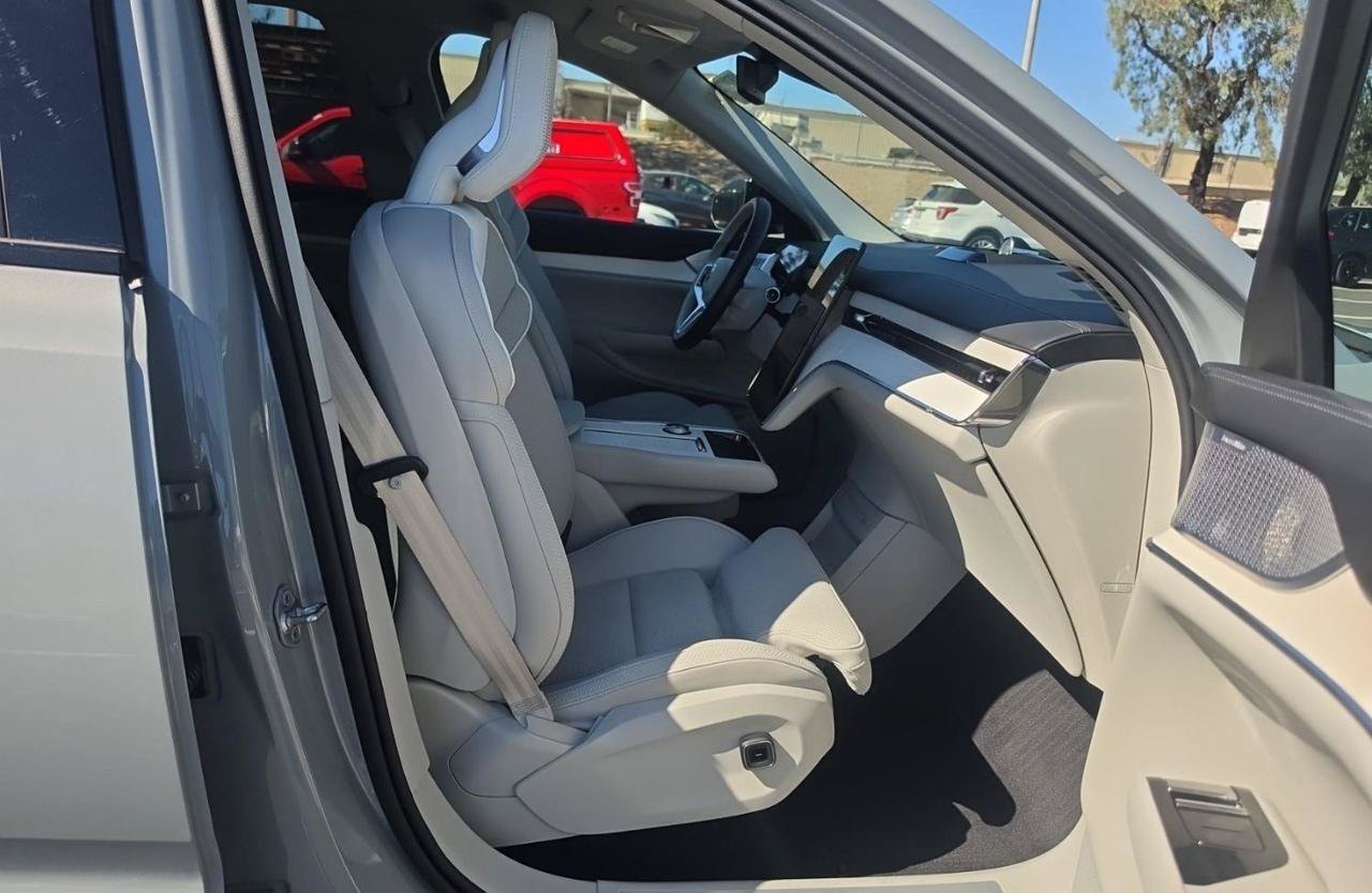 Used 2025 Volvo EX90 Ultra AWD/4WD image 9
