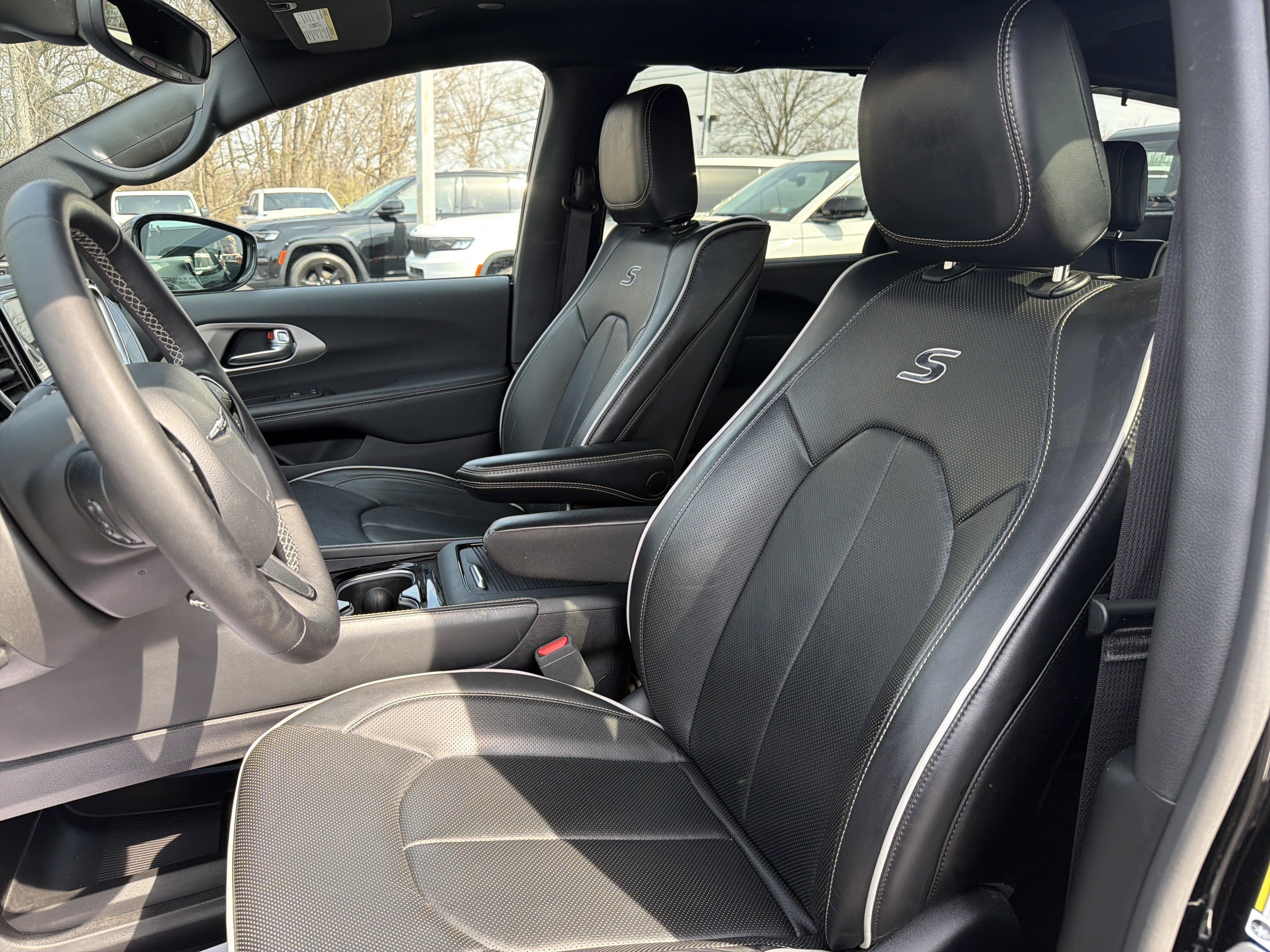 Used 2024 Chrysler Pacifica Limited w/ Uconnect Theater Family Group image 19