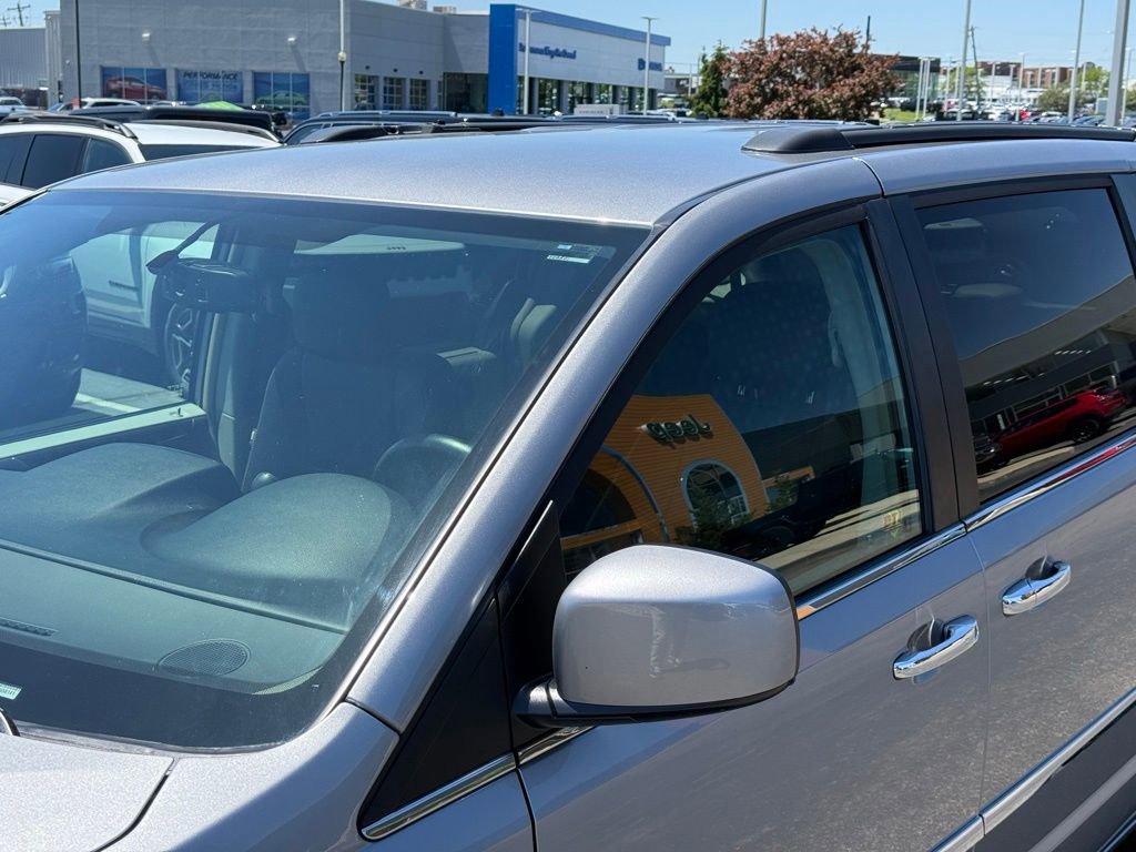 Used 2015 Chrysler Town & Country Touring w/ Driver Convenience Group FWD image 11