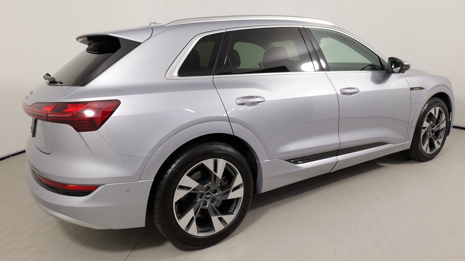 Used 2022 Audi e-tron Premium Plus w/ Premium Plus Package image 28