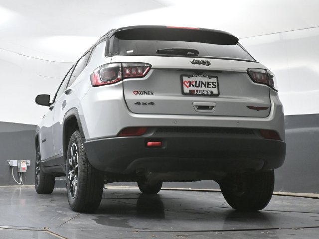 Used 2025 Jeep Compass Trailhawk AWD/4WD image 49