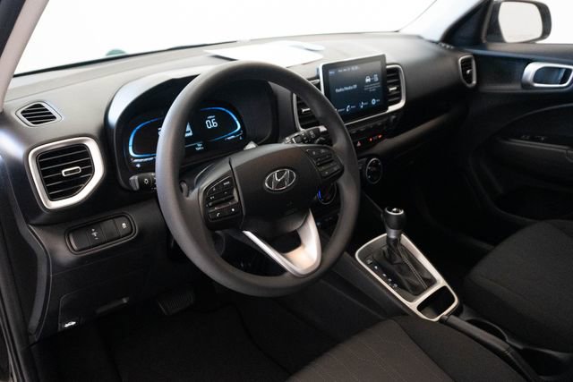 Used 2025 Hyundai Venue SE image 3