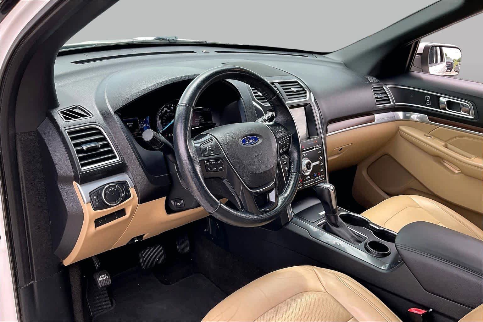 Used 2017 Ford Explorer Limited w/ Equipment Group 301A FWD image 18