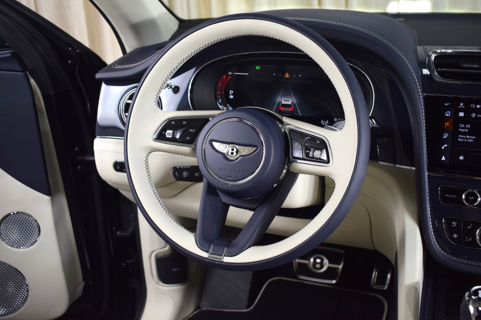 New 2025 Bentley Bentayga image 4
