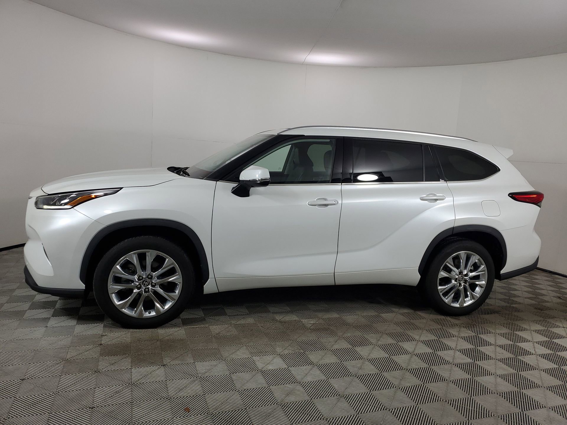 Used 2023 Toyota Highlander Limited image 6