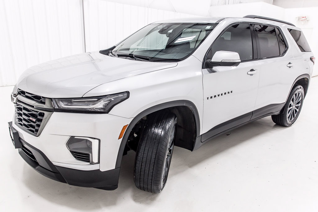 Used 2022 Chevrolet Traverse RS FWD image 2
