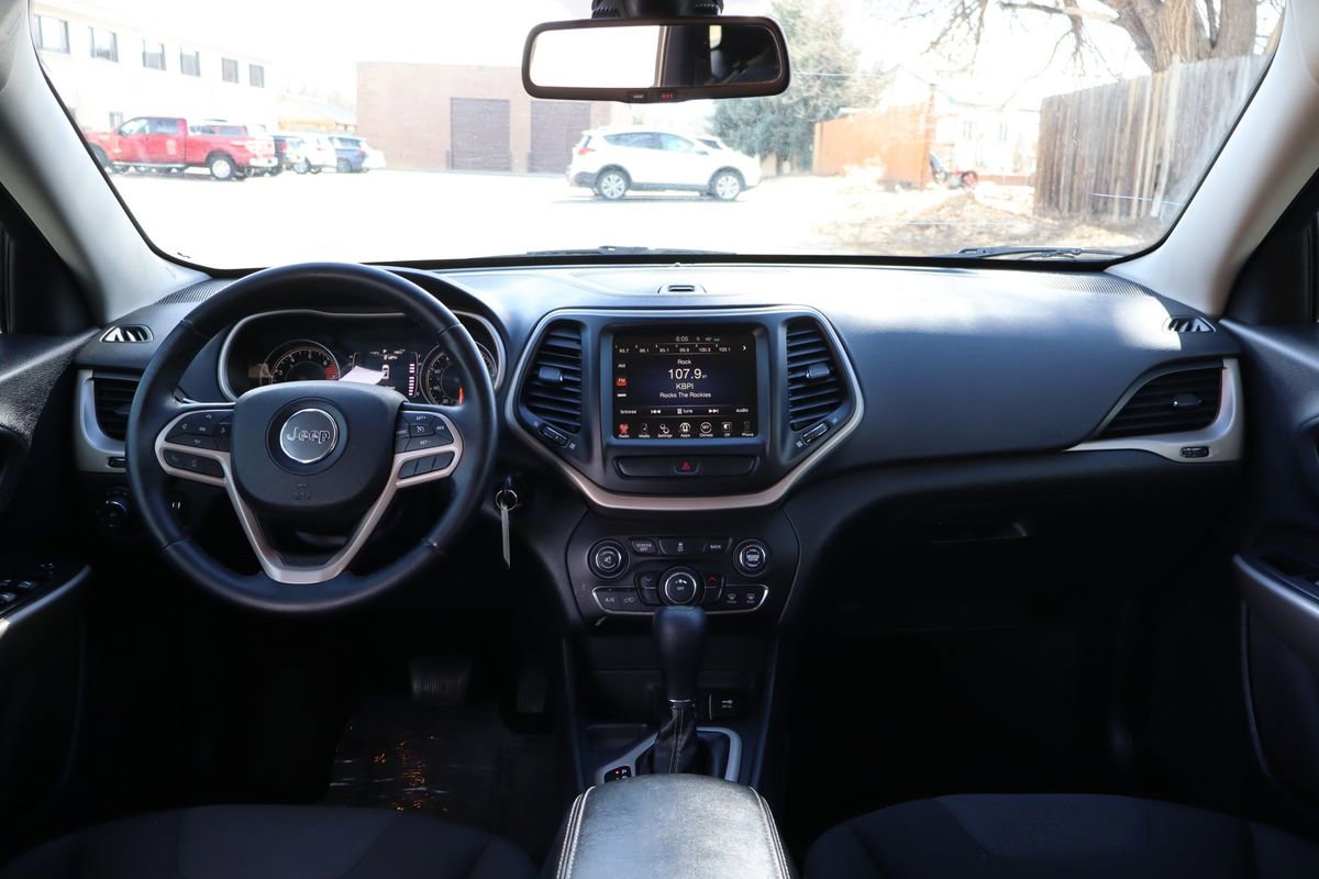 Used 2017 Jeep Cherokee Latitude FWD image 16