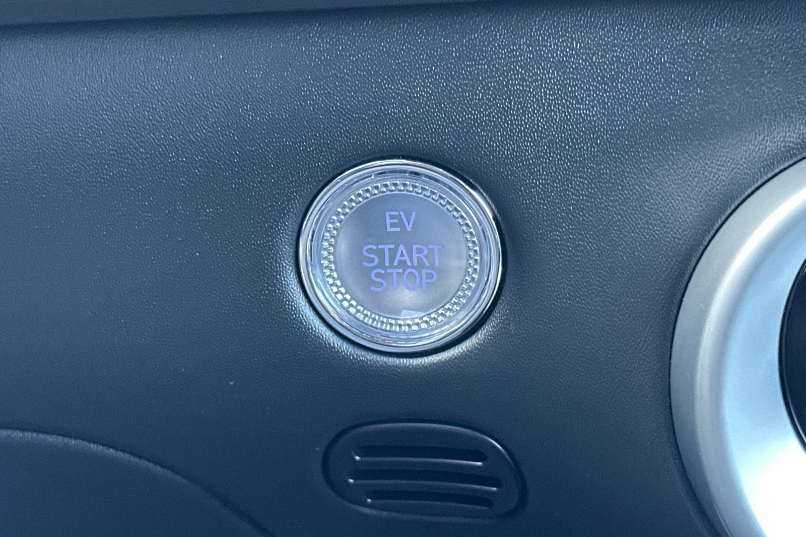 Used 2023 Genesis GV60 Advanced image 24