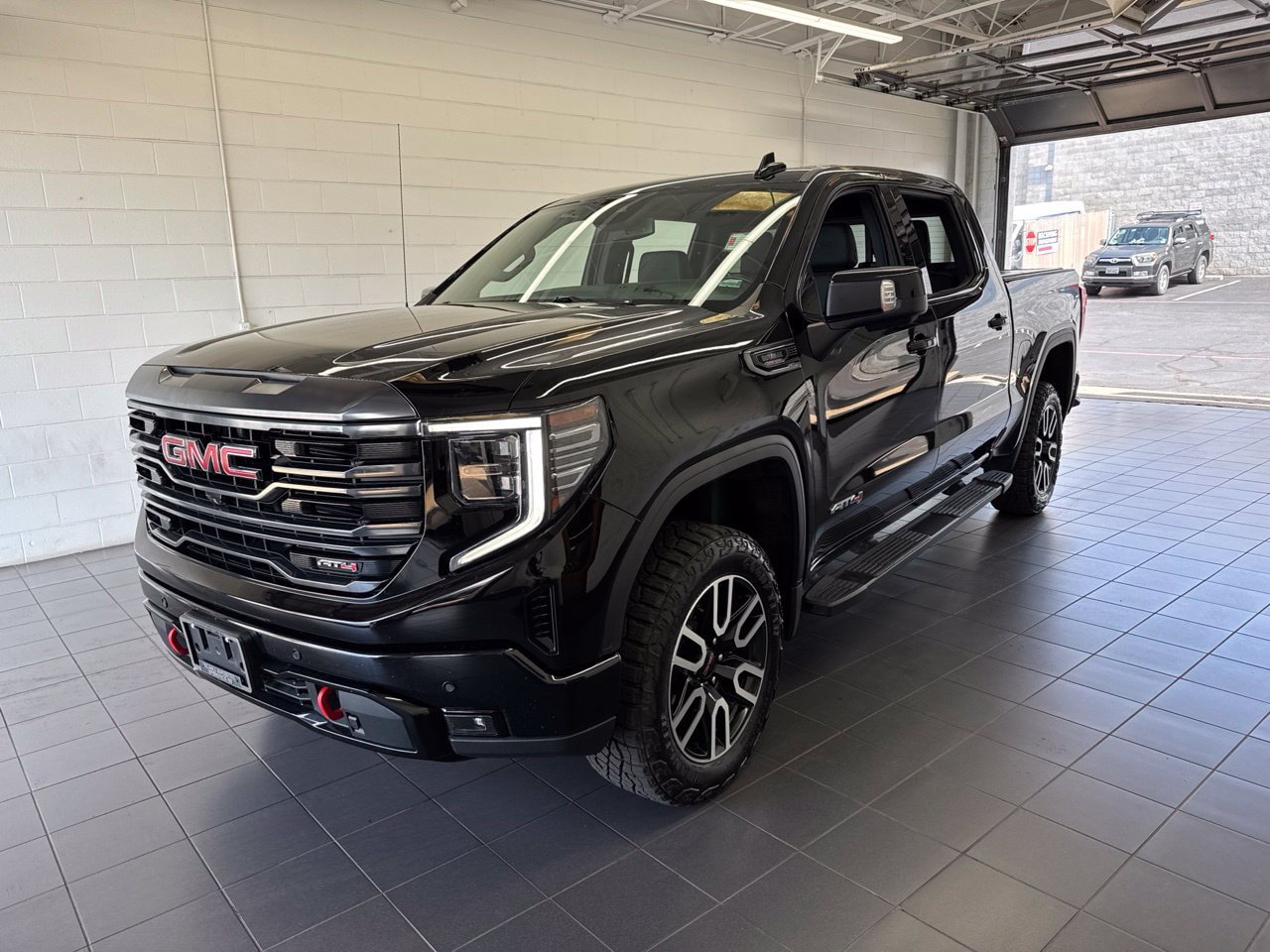 Used 2023 GMC Sierra 1500 AT4 w/ AT4 Preferred Package AWD/4WD image 4