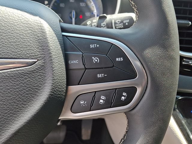 Used 2024 Chrysler Pacifica Touring-L FWD image 22