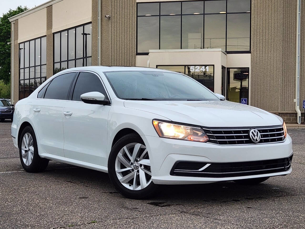 Used 2018 Volkswagen Passat 2.0T SE FWD image 28