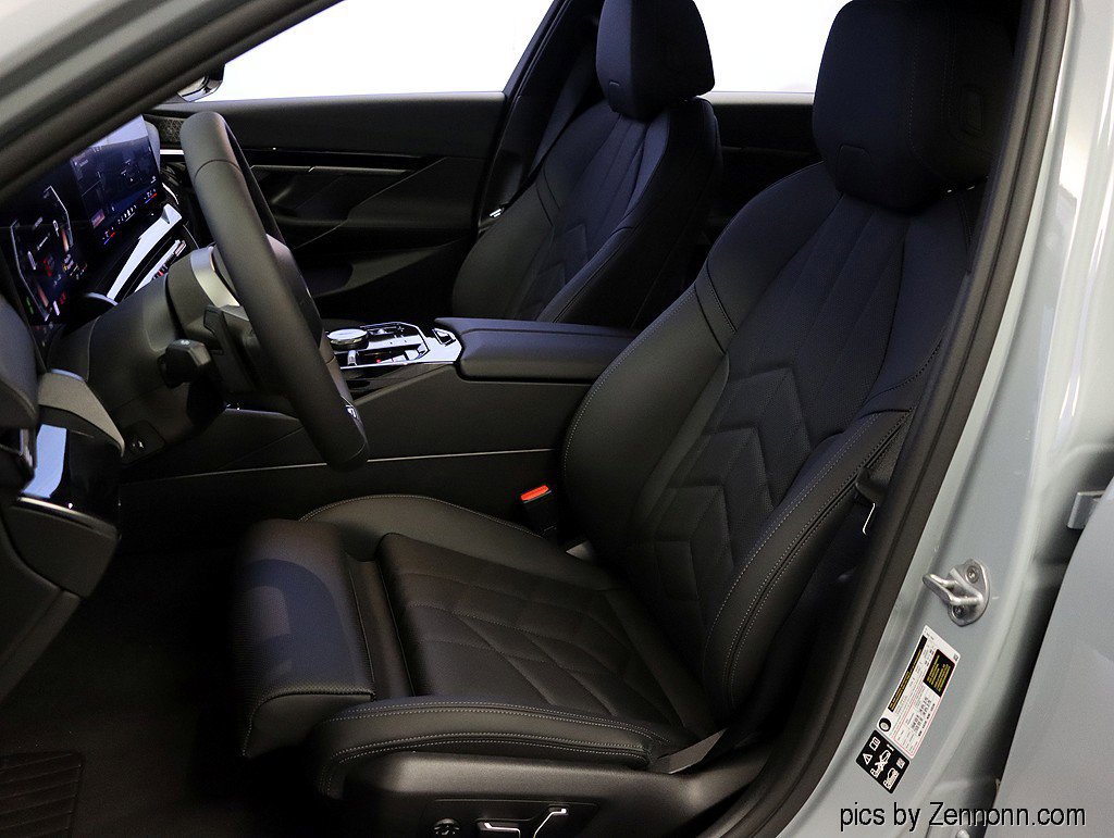 Used 2026 BMW 530i xDrive w/ M Sport Package AWD/4WD image 4