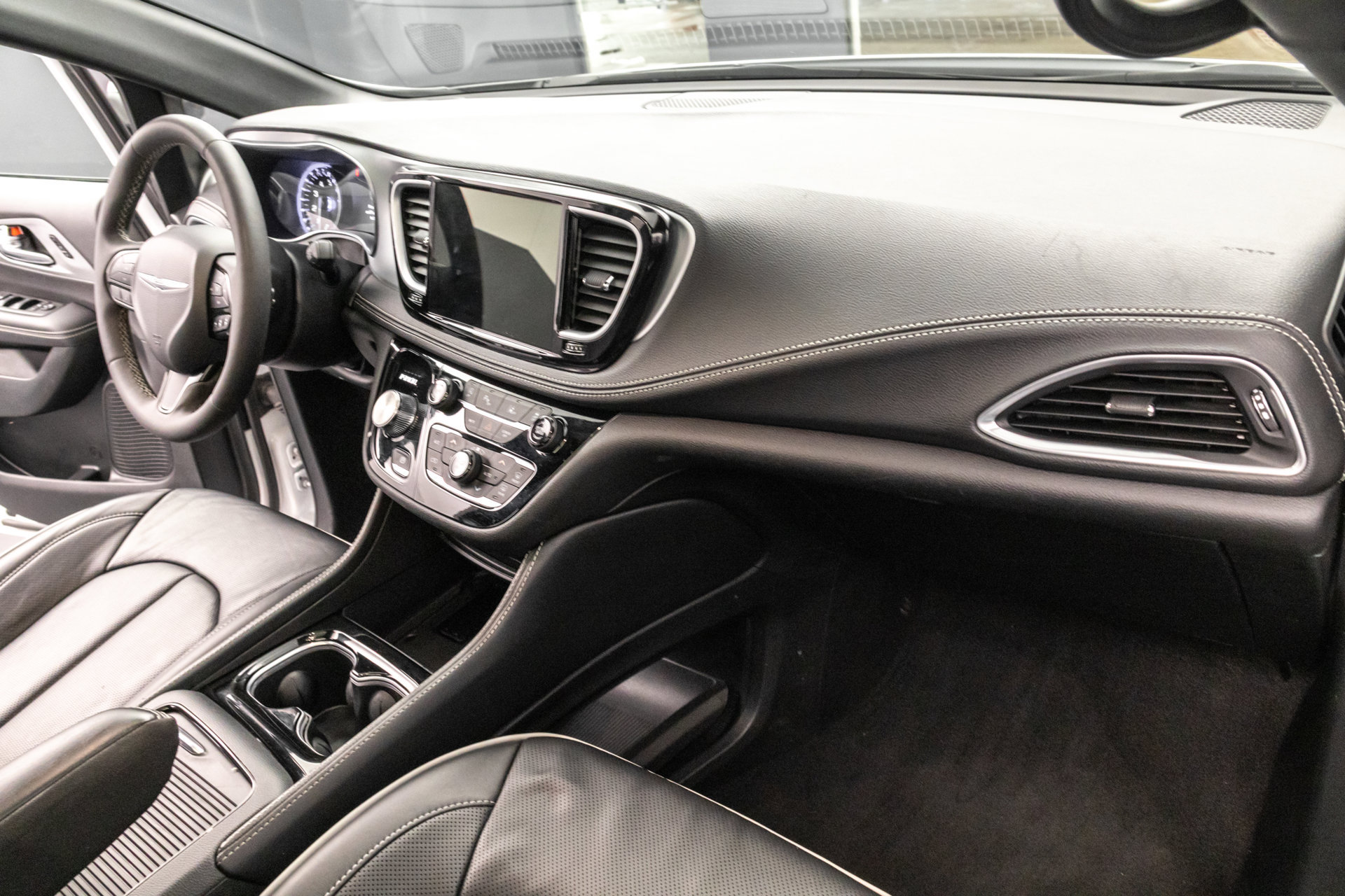 Used 2025 Chrysler Pacifica Limited FWD image 38