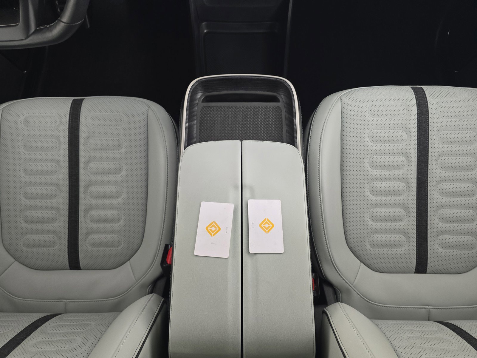 Used 2024 Rivian R1S Adventure AWD/4WD image 31