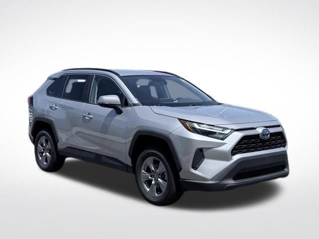 Used 2022 Toyota RAV4 XLE w/ XLE Grade Weather Package AWD/4WD image 4