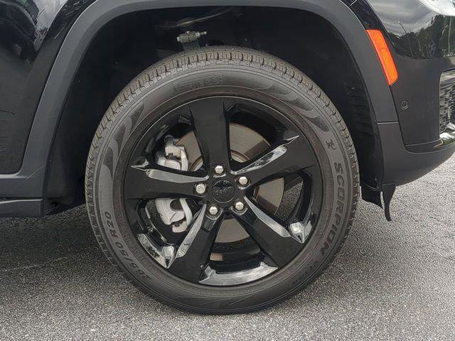 Certified 2025 Jeep Grand Cherokee L Limited w/ Luxury Tech Group II AWD/4WD image 11