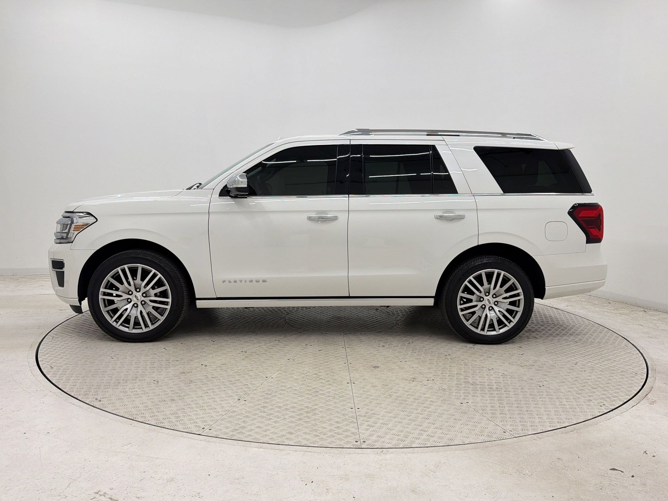 Used 2022 Ford Expedition Platinum image 2