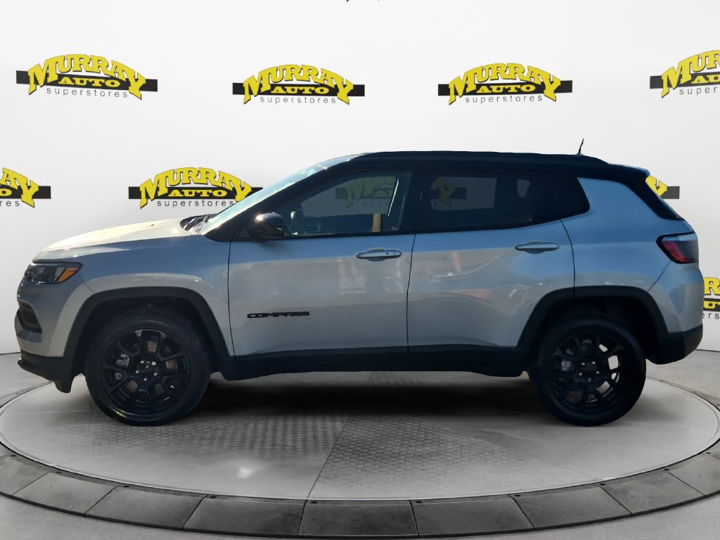 Used 2024 Jeep Compass Latitude w/ Convenience Group AWD/4WD image 2