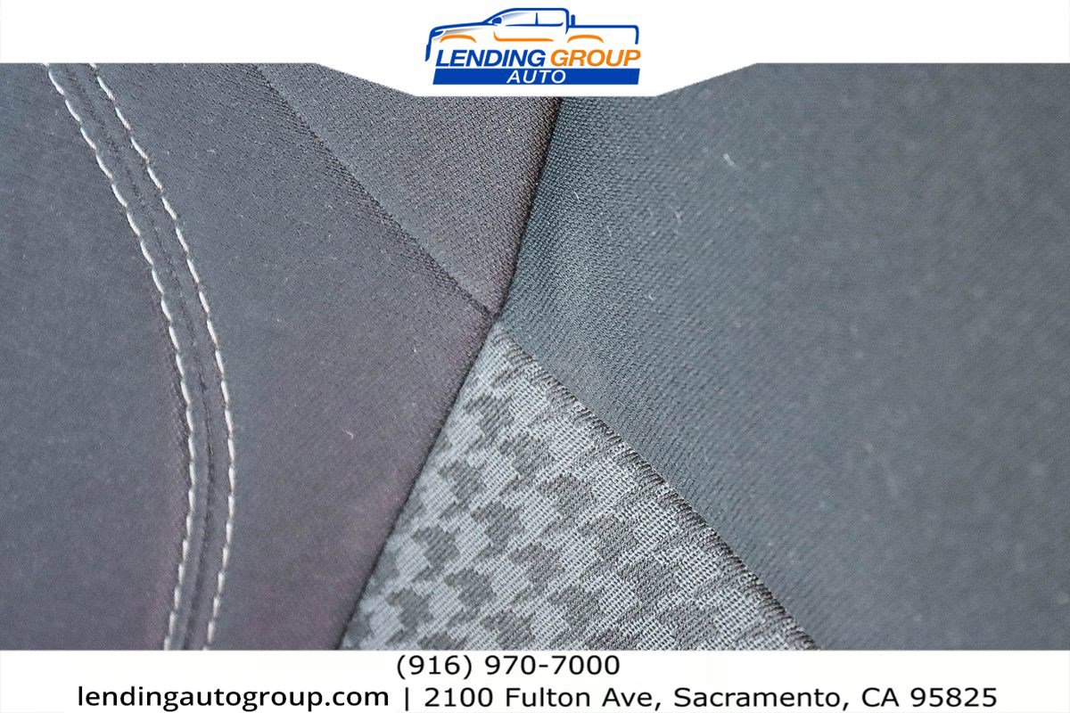 Used 2015 Dodge Challenger SXT image 23