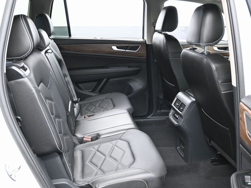 Used 2024 Volkswagen Atlas SE image 35