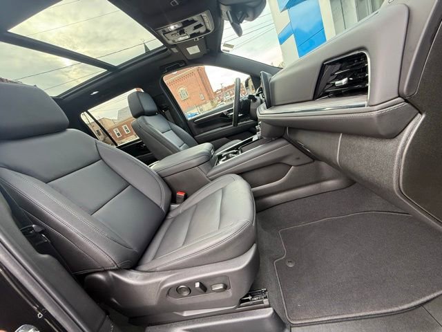 Used 2025 Chevrolet Suburban Z71 w/ Comfort Package image 22
