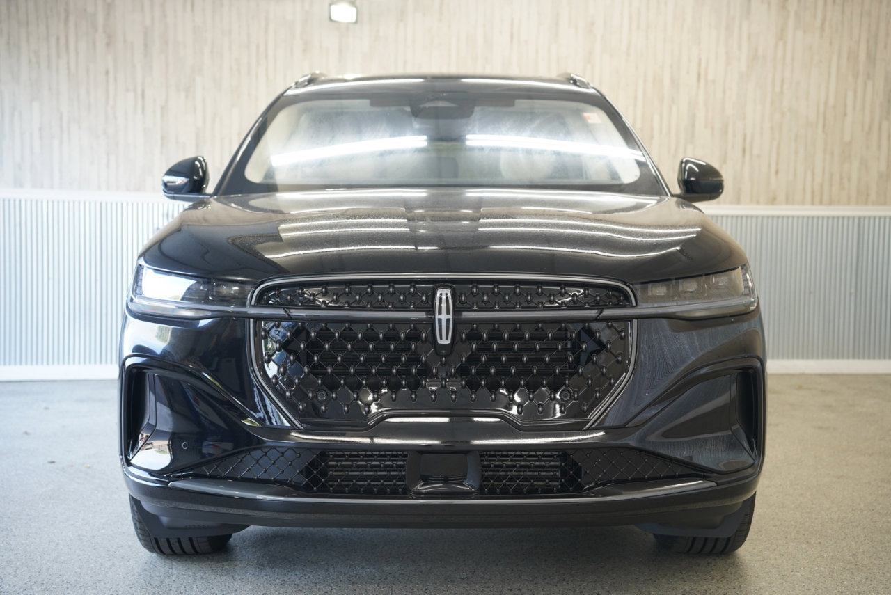 Used 2025 Lincoln Nautilus Black Label w/ Jet Appearance Package image 3