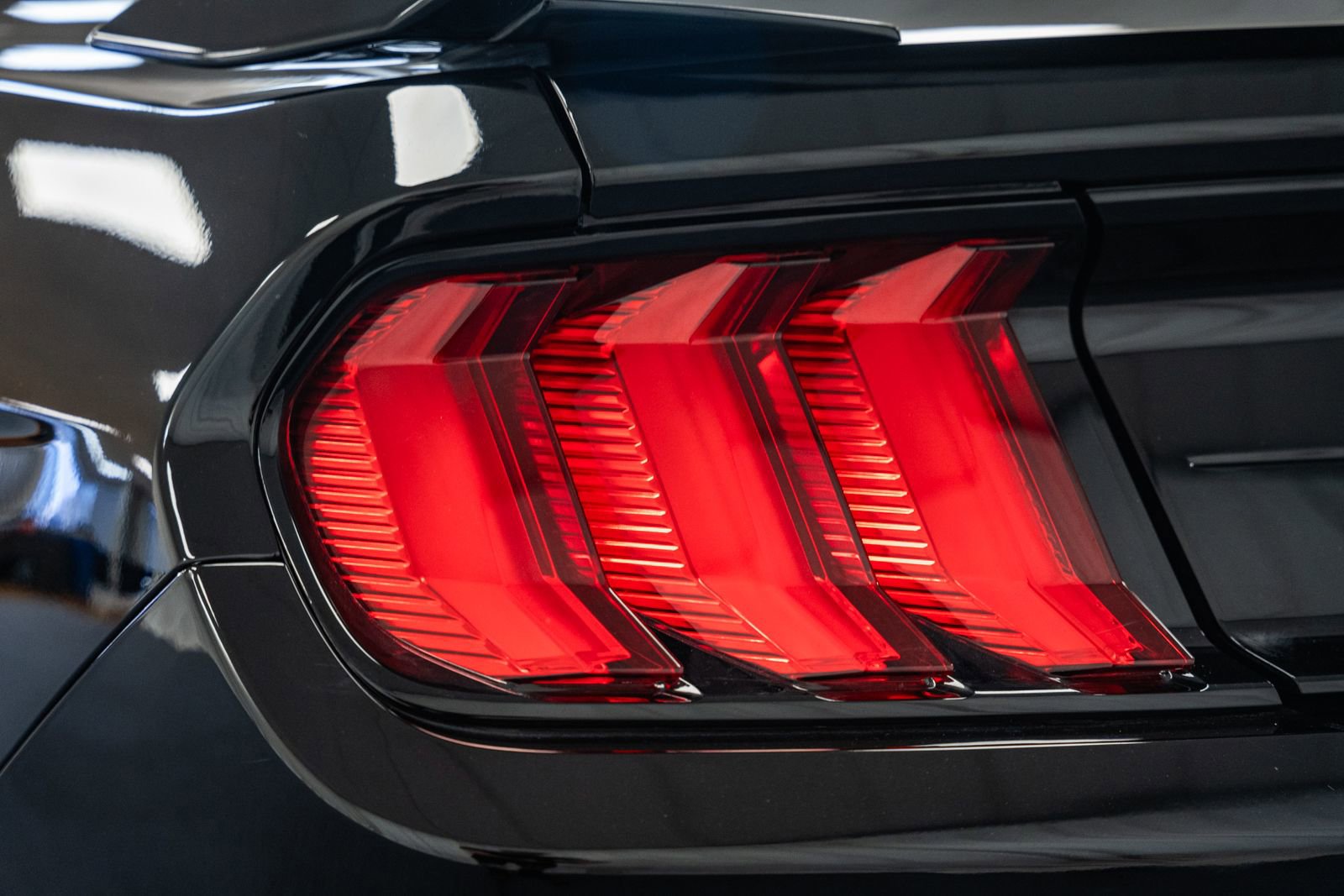 Used 2019 Ford Mustang Premium w/ Ecoboost Performance Package image 7