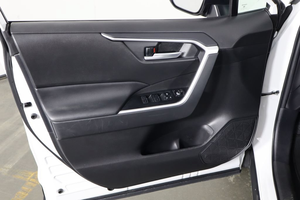 Used 2025 Toyota RAV4 XLE FWD image 19