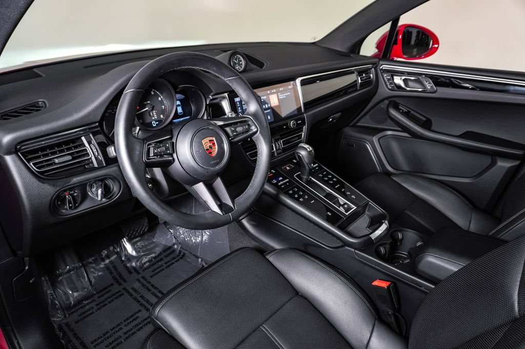 Certified 2026 Porsche Macan AWD/4WD image 4