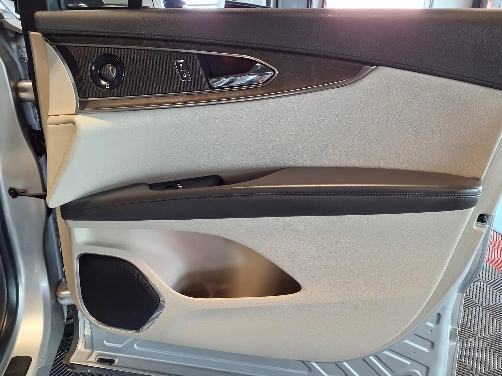 Used 2019 Lincoln Nautilus Reserve image 13