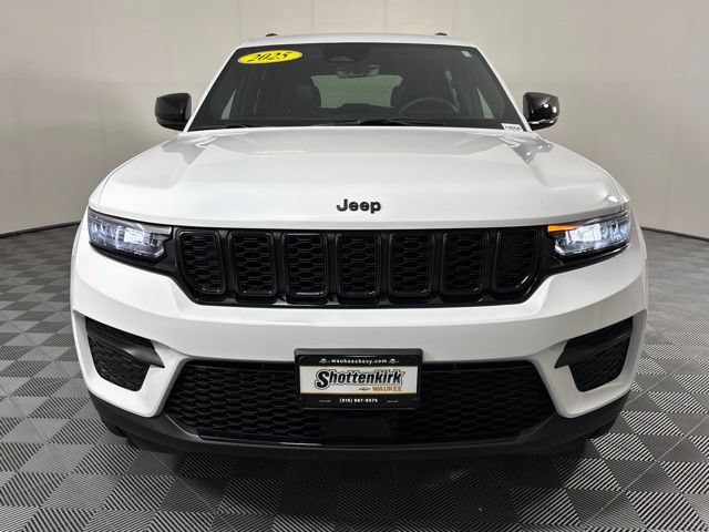 Used 2025 Jeep Grand Cherokee Altitude w/ Trailer Tow Package AWD/4WD image 3