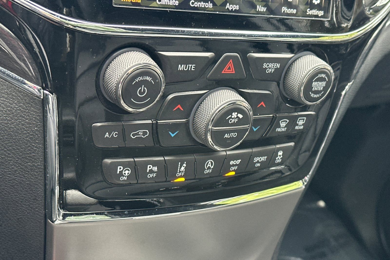 Used 2019 Jeep Grand Cherokee Overland AWD/4WD image 24