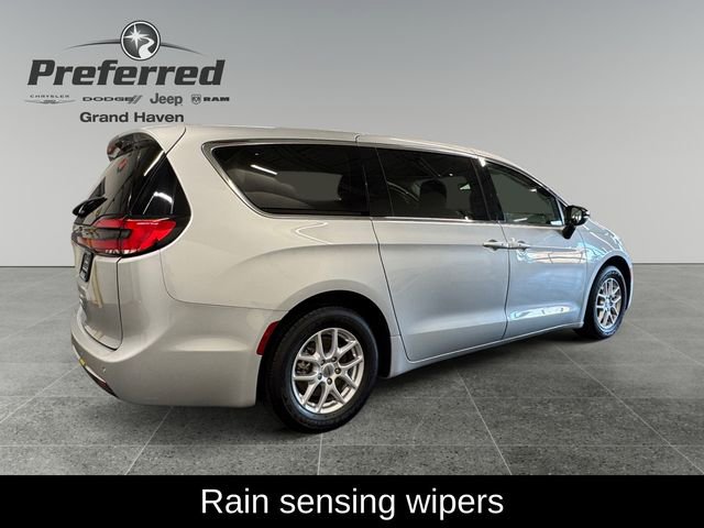 Used 2024 Chrysler Pacifica Touring-L image 18