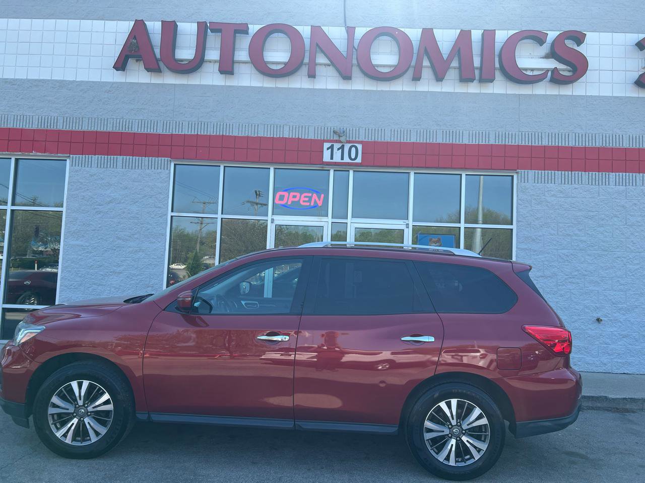 Used 2017 Nissan Pathfinder SV image 3