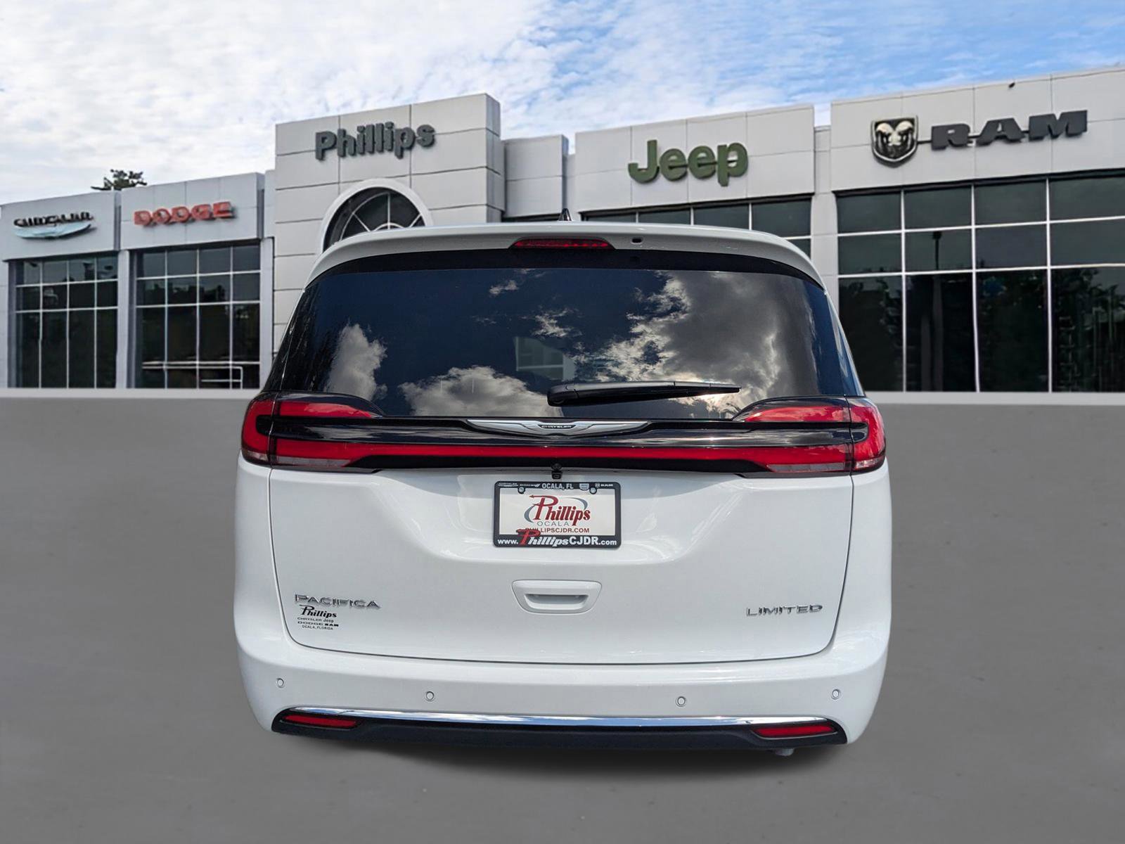 New 2026 Chrysler Pacifica Limited FWD image 4