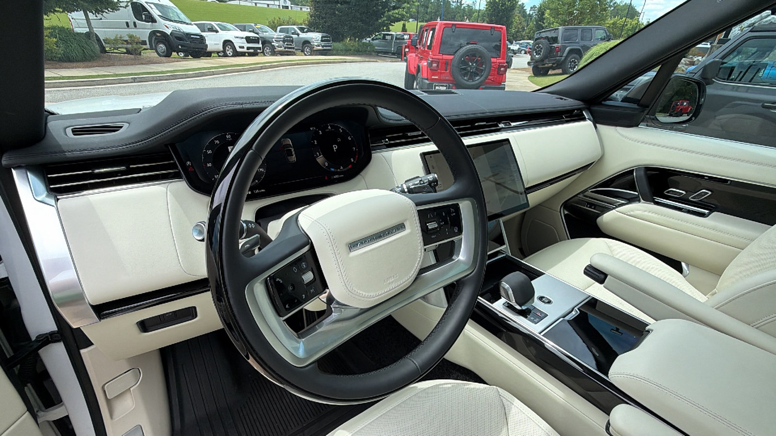Used 2025 Land Rover Range Rover SE AWD/4WD image 24