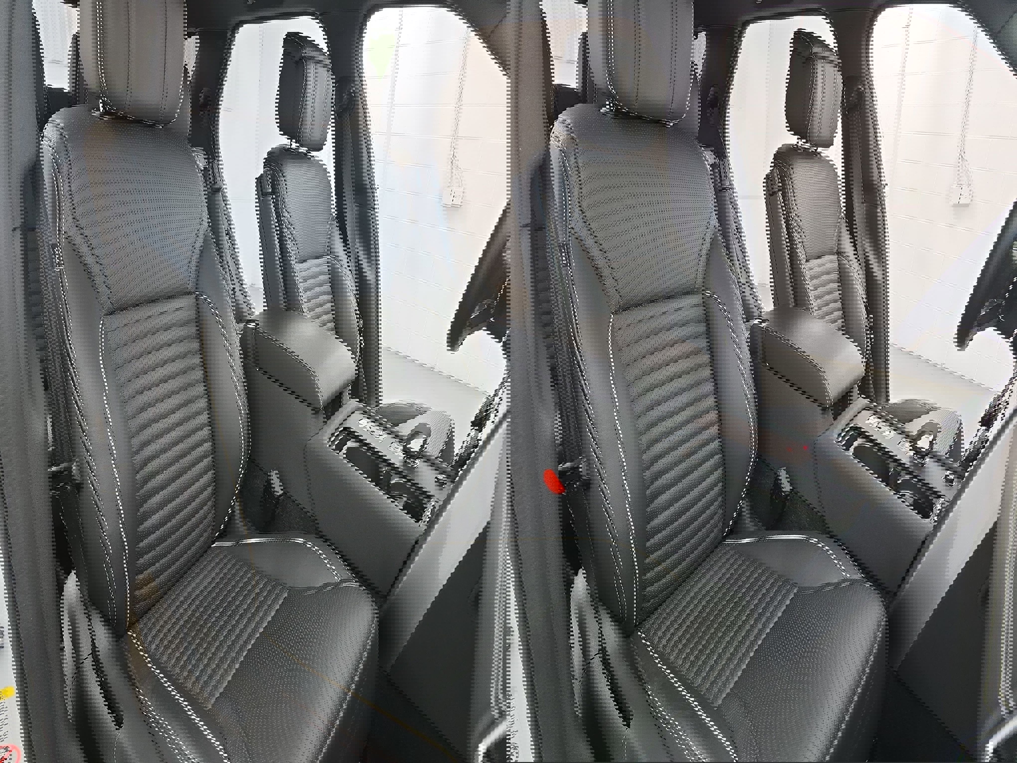 Used 2024 Land Rover Discovery Metropolitan Edition image 10