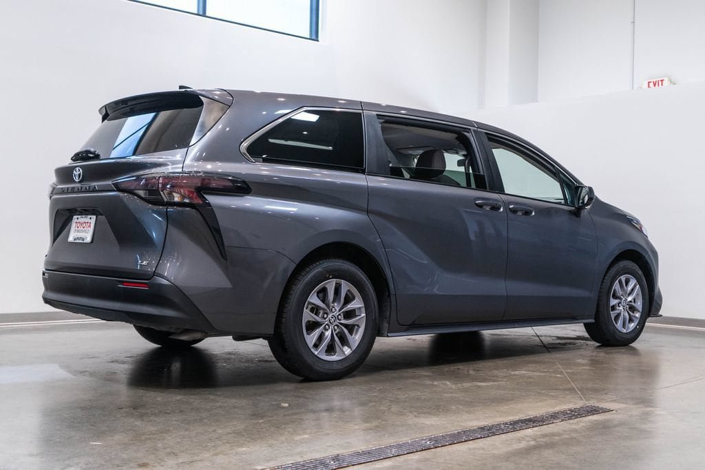 Used 2025 Toyota Sienna LE FWD image 9