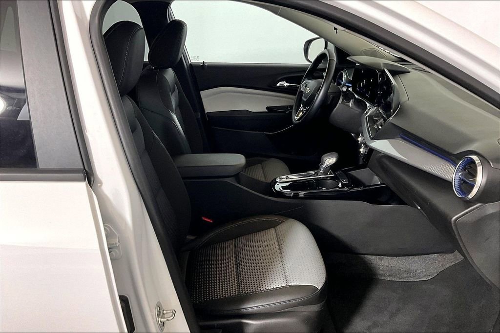 Used 2025 Chevrolet Trax LT w/ LT Convenience Package image 6