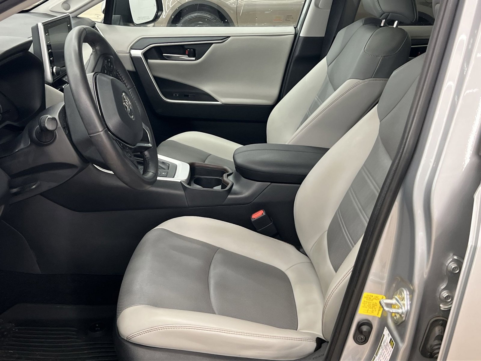 Used 2020 Toyota RAV4 Limited image 12