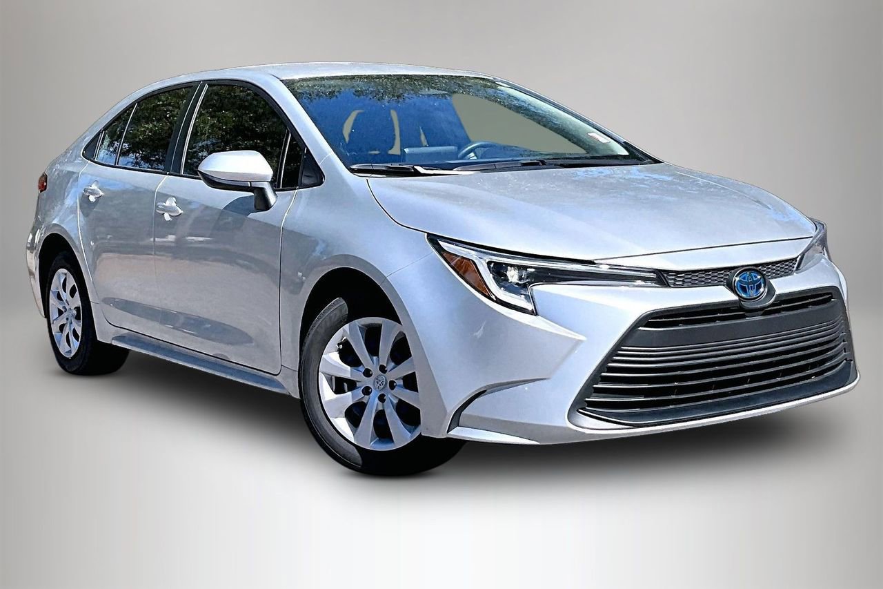 Used 2025 Toyota Corolla LE image 2