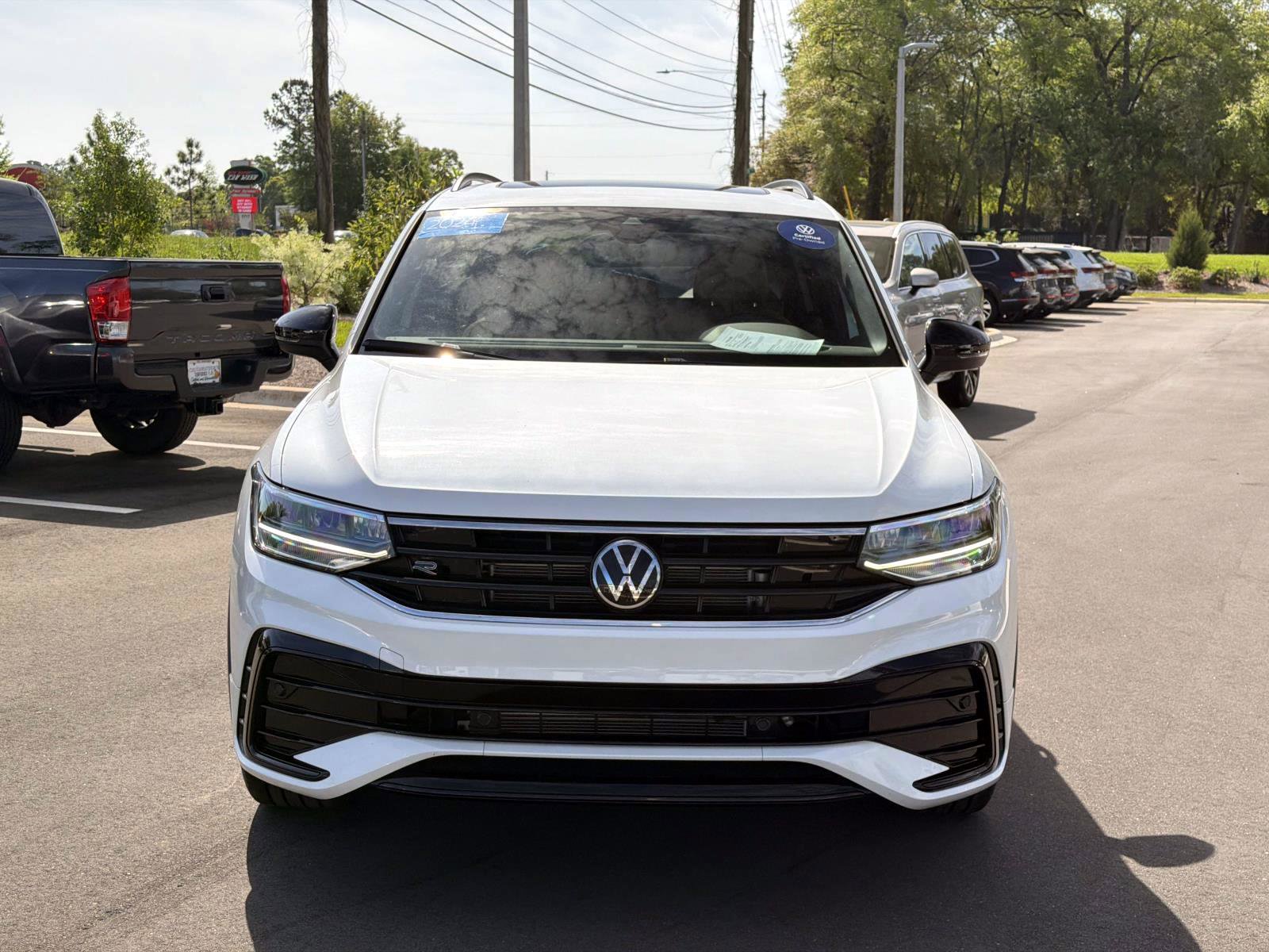 Used 2024 Volkswagen Tiguan SE R-Line image 2