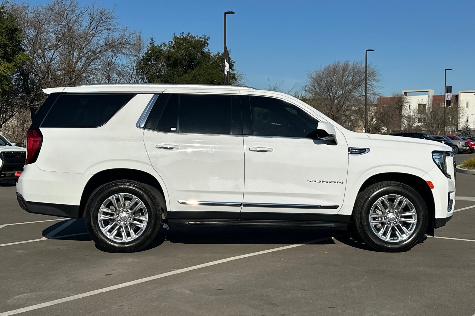 Used 2021 GMC Yukon SLT image 3