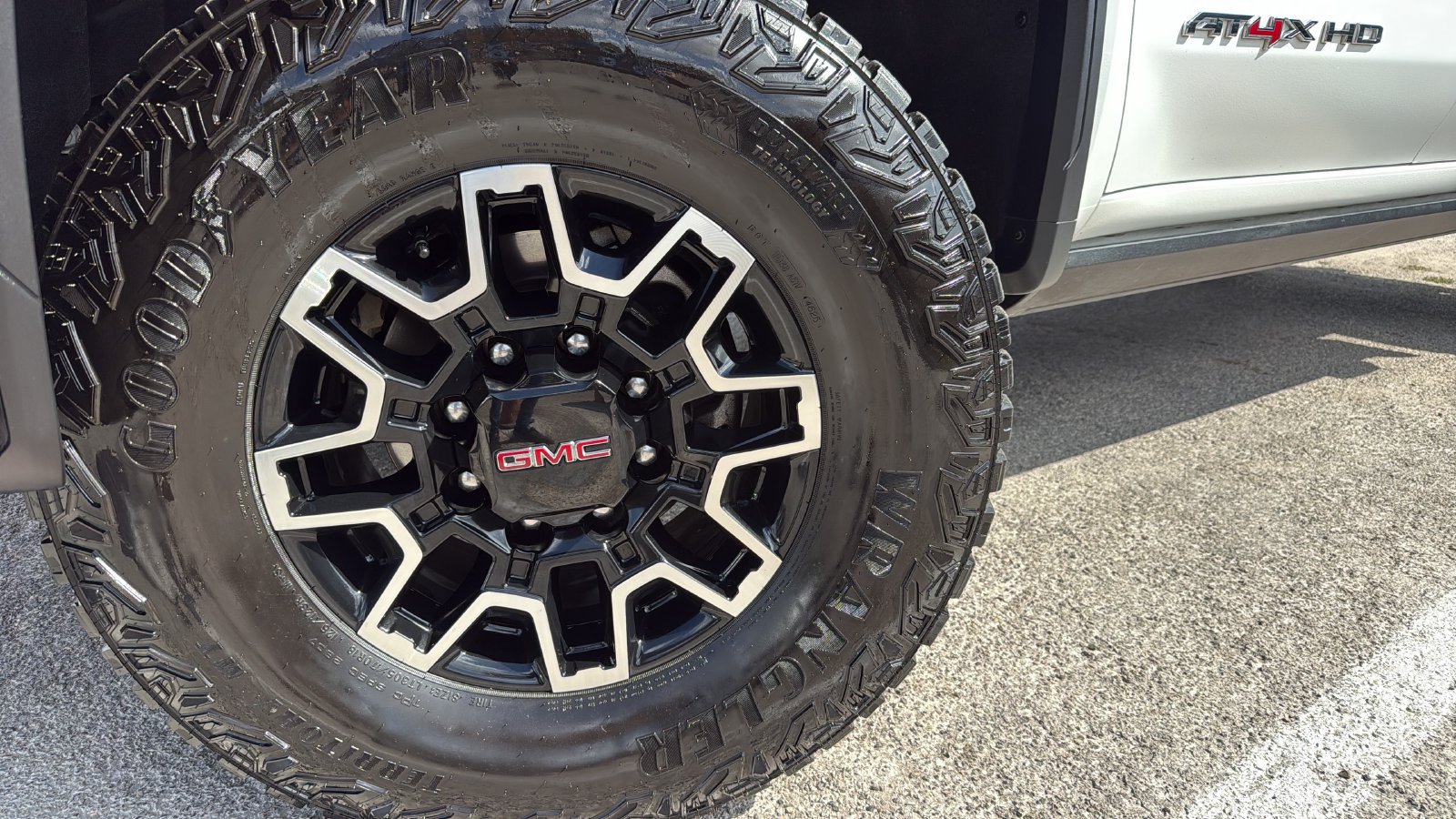 Used 2024 GMC Sierra 2500 AT4X AWD/4WD image 27