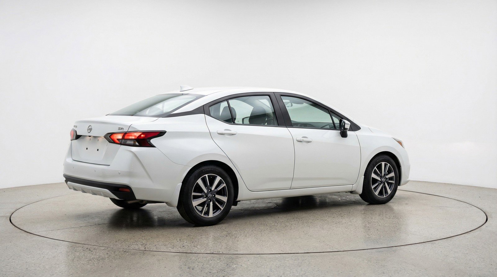 Used 2025 Nissan Versa SV image 9